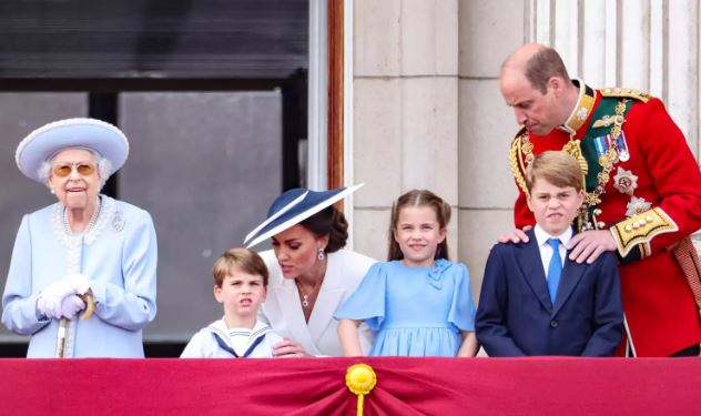 La reina Isabel desde el balcón de Buckingham Palace